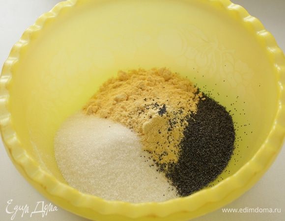 Кукурузную муку, мак и сахар залить кипятком и оставить на 15 мин. 