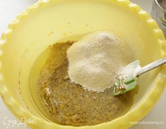 Затем пшеничную муку перемешать с разрыхлителем и добавить к запаренным продуктам, добавить растительное масло.