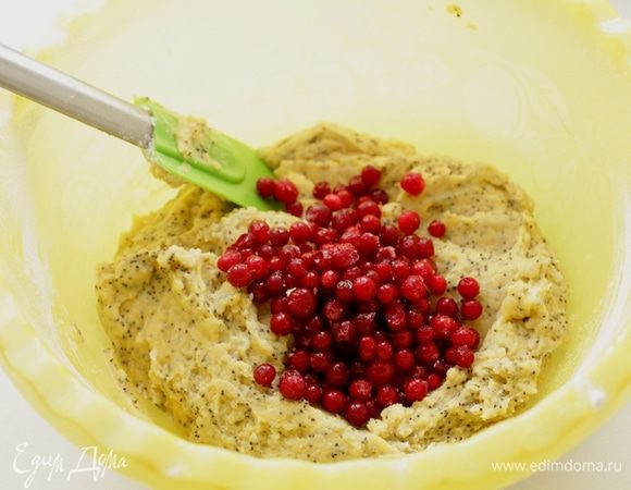 Тщательно перемешать. Ягоды перемешать с тестом. 