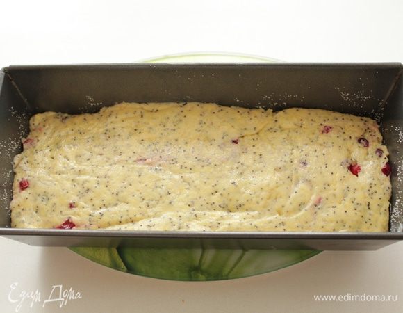 Выложить в   форму. Выпекать в духовке при температуре 190-200 градусов до готовности 