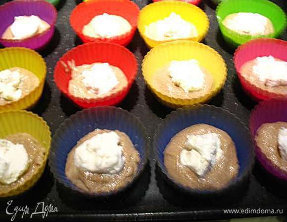 В формочки положить по 1 неполной столовой ложки ржаного теста. Сверху положить по 1 чайной ложки сливочного сыра. Сверху положить по 1 ст.л. ржаного теста. Выпекать в предварительно разогретой до 180 градусов духовке 20-25 минут.  Охладить на решетке. 