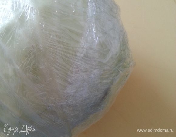 Заворачиваем кочан в несколько слоев пищевой пленки...