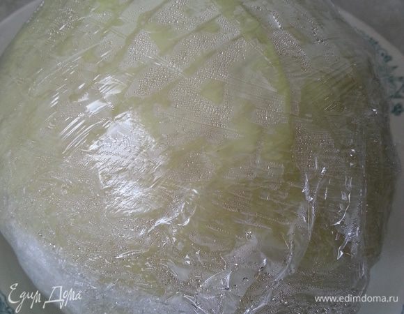 Ставим на кочерыжку в микроволновку, при средней мощности на 10-12 минут,    я ставлю сначала на 10, а потом смотрю, вернее осторожно трогаю, листы должны быть мягкие, иногда ставлю еще на 2 минуты. Вот такой "запотевшей" капуста становится. Ставим охладиться.