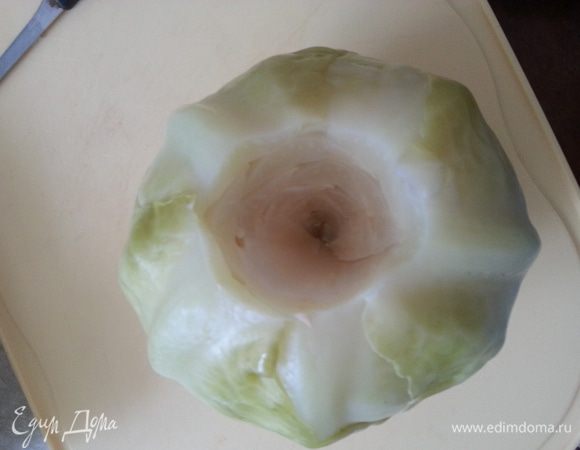 Вырезаем кочерыжку, в процессе разбора, если листья будет тяжело отделить, всегда можно подрезать еще.