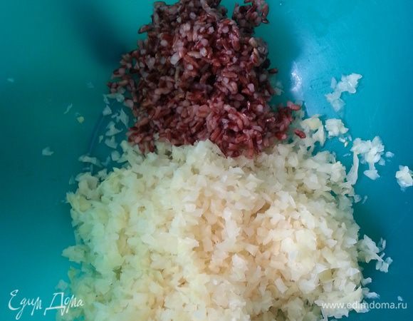 Маленькие капустные листы, которые невозможно использовать для заворачивания голубцов, измельчаем вместе с луком и чесноком, в чаше блендера.