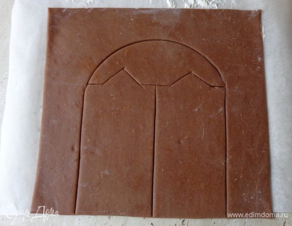 Раскатывать тесто 5-6 мм толщиной прямо на бумаге для выпечки. Для декораций наметить ножом линии по сырому тесту - когда тесто испечется, его легко будет разрезать по этим линиям.