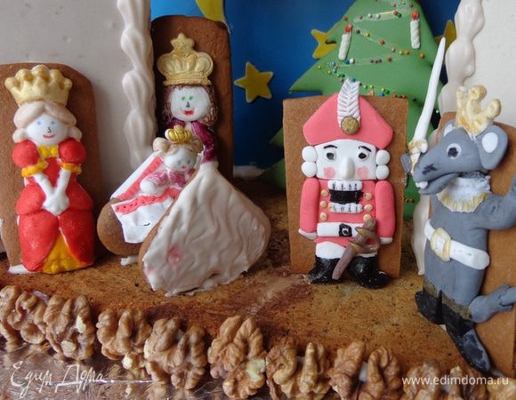 Для самой сцены пришлось испечь плоский кексик с орехами и на него ставить  декорации.