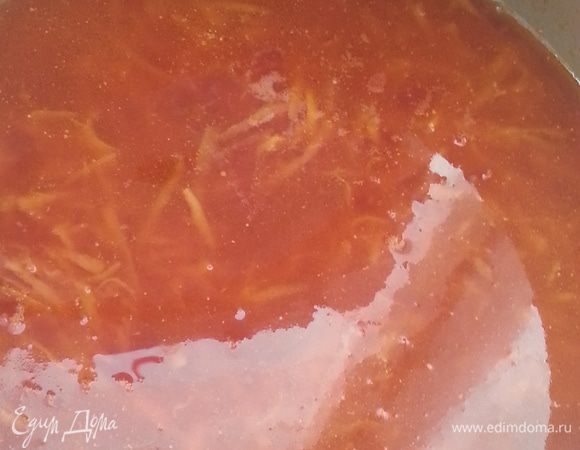 Трем морковь на крупной терке, немного обжариваем на небольшом количестве масла, я добавляю домашний томатный сок, можно добавить 2 ст.ложки томатной пасты и воды, доводим до кипения.