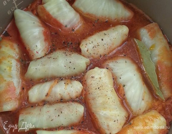 Выкладываем голубцы, готовим 30 минут на среднем огне. Часть жидкости уйдет.