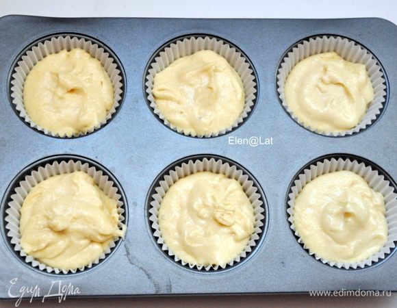 Печем сами маффины. Для этого взбить масло с сахаром и по одному добавить яйца. Добавить 1 яйцо взбить до однородности, добавить второе и тоже взбить. Добавить молоко, муку, соль, разрыхлитель. Все взбить. Тесто разложить по формочкам. И выпекать в заранее разогретой  до 180 С духовке, примерно 25 минут. Готовность проверить деревянной шпажкой. Готовые маффины немного остудить.