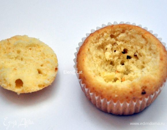 Теперь вырезаем небольшую серединку и срезаем у нее верх, шляпку. Внутренности съедаем, а шляпку храним))