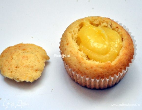 Серединку маффина заполняем курдом, закрываем крышечкой