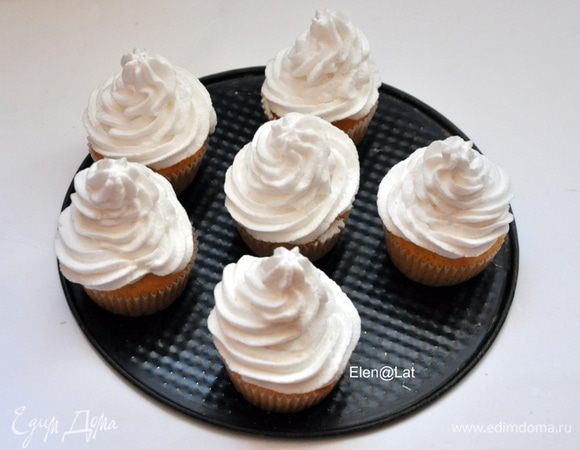 Готовим меренгу. 
Заранее включить духовку на 200 С.
Взбить белок на большой скорости с щепоткой соли и добавить сахар. Взбить до состояния безе. С помощью кондитерского мешка меренгу выложить на маффины.