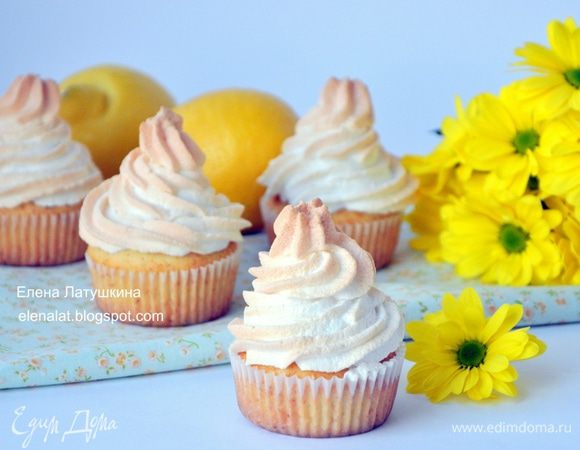 Маффины поставить в духовку на 3-5 минут. не надо стараться, чтобы меренга была белоснежной, пусть запечется и будет приятного кремового цвета. Готовые маффины достать и остудить. И можно наслаждаться. Поверьте, они безумно вкусные, нежные!!