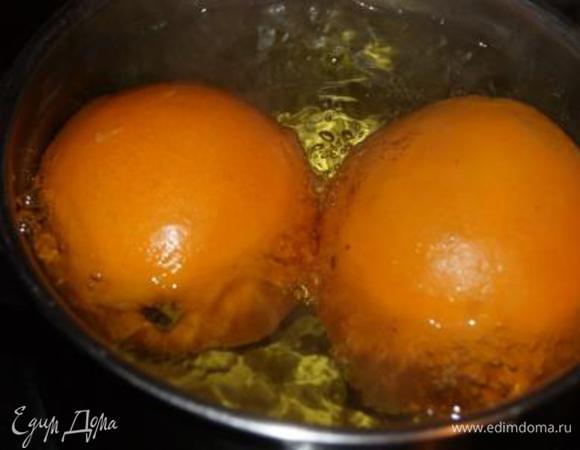 Прежде всего необходимо тщательно вымыть апельсины, залить холодной водой и поставить на огонь, после закипания варить 25 минут. Затем слить горячую воду, залить апельсины холодной водой и варить еще 25 минут.