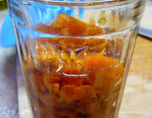 Свеклу отварить или запечь. Остудить.
Курагу вымыть, порезать мелко, замочить в коньяке на 0,5 ч. (порезанной кураги должно быть полстакана).
