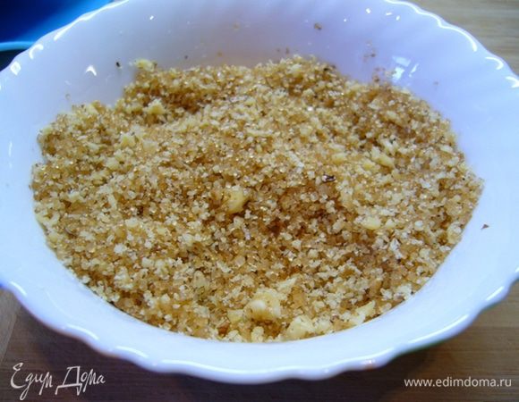 Грецкие орехи смолоть в блендере. Соединить четверть стакана измельченных грецких орехов и четверть стакана коричневого сахара.