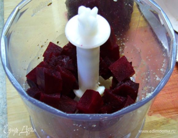 Свеклу очистить, порезать на кубики и измельчить в блендере до состояния пюре (если плохо взбивается, добавить немного коньяка из стакана с курагой).