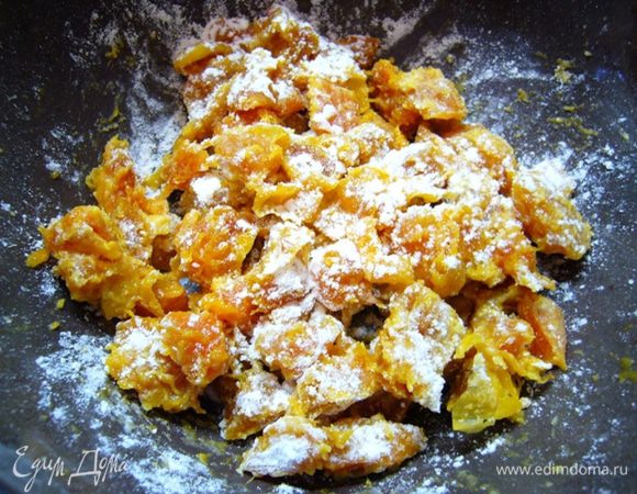 Курагу отжать от коньяка, посыпать мукой.
Духовку разогреть до 180 град.
