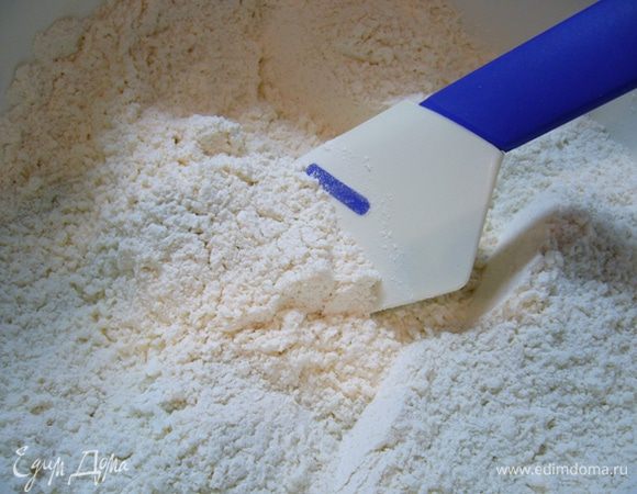 Соединить просеянную муку, разрыхлитель, соль, кокосовую стружку. Перемешать.
