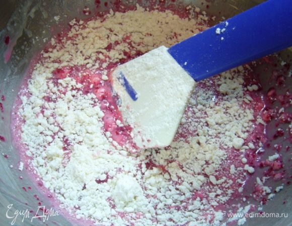 Добавляем свекольное пюре, перемешиваем.
Постепенно в жидкую массу добавляем мучную смесь, быстро перемешиваем, чтобы все сухие ингредиенты пропитались влагой.
