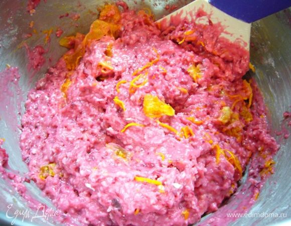 С апельсина снимаем тонко цедру. Теперь добавляем курагу и цедру апельсина. Перемешиваем.