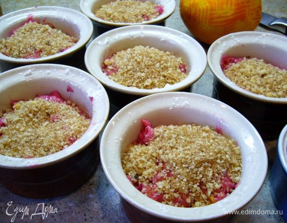 Заполняем формочки тестом на ¾ объема.
Посыпаем орехово-сахарной смесью.
Выпекаем 30 мин. (готовность проверяем спичкой).
