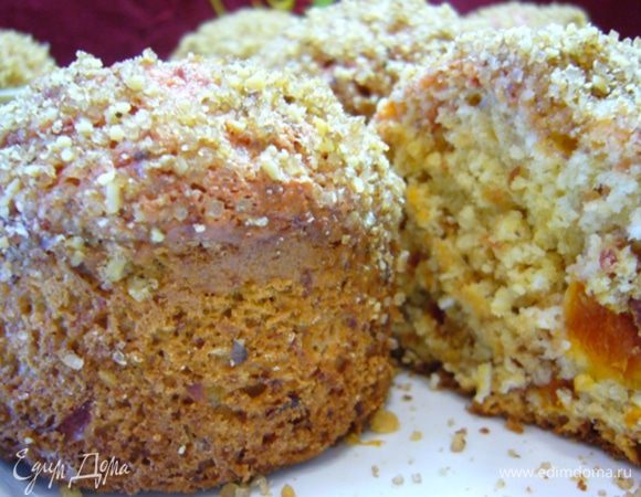 А вот разрезик! Удивительно: мякиш совершенно не окрашен свекольным соком, только корочка! Я не утерпела: разрезала горячий маффин.
Но ведь только что сделанные маффины – самые вкусные! 
Хранить их можно в пищевой пленке до двух суток.
