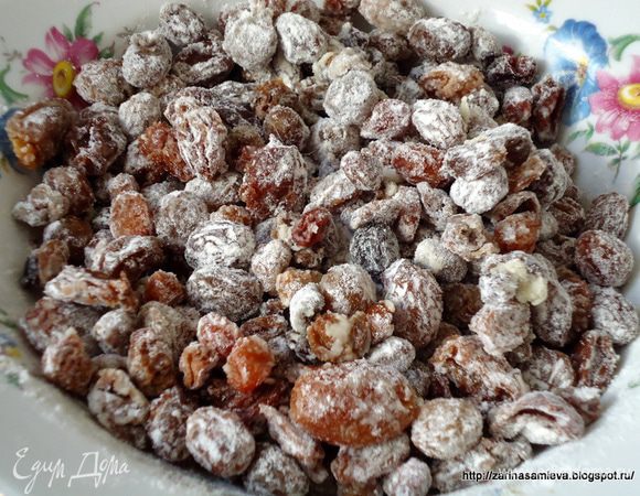 Изюм предварительно промыть и замочить в воде для набухания. После откинуть  на сито, дать стечь жидкости. Немного обмакнуть полотенцем и смешать с одной - двумя ложками муки.
