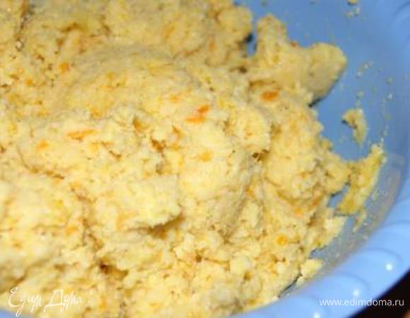 К апельсиновому пюре добавить  миндальную муку и разрыхлитель, тщательно премешать.