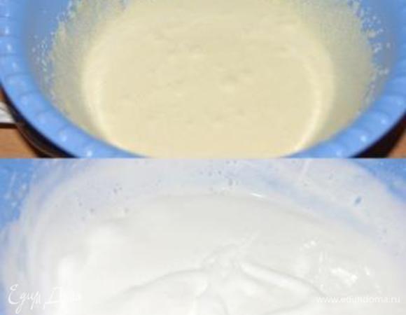 Яйца разделить на желтки и белки. Желтки взбить с 1/3 сахара. Белки взбить в пышную пену, постепенно добавляя оставшийся сахар.