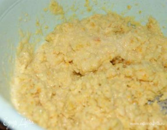 Желтки добавить в апельсиново-миндальную смесь, перемешать.