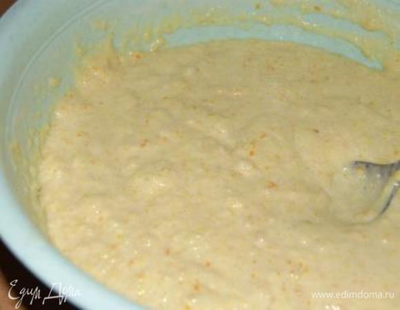 Постепенно добавлять белки, аккуратно перемешавая.