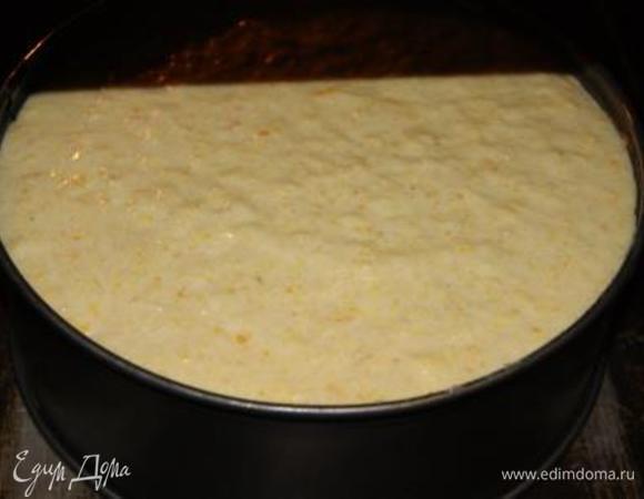 Духовку разогреть до 175 гр. Подготовить форму (у меня разъемное кольцо 22 см.). Форму смазать сливочным маслом, дно застелить бумагой для выпечки. Тесто выложить в форму, выпекать 1 час, готовность проверять шпажкой, при необходимости увеличить температуру.