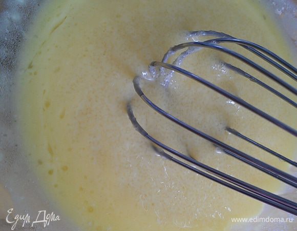 Масло растопить на водяной бане, добавить сахар и перемешать.