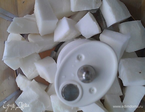 Нарезать кокос на кусочки и перемолоть в блендере в стружку.