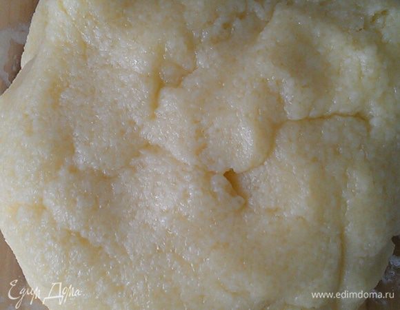 Высыпать стружку в масляную массу, добавить муку и соль. Замесить тесто. Оно получается мягкое. 