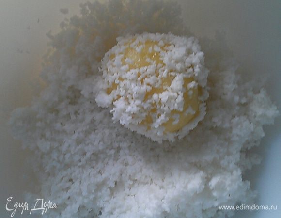 Слепить около 32 шариков. Внутрь положить вишенку обсушенную или орешек. Затем обвалять в кокосовой стружке.