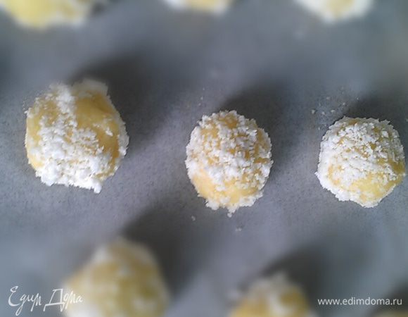 Выложить на противень, застеленный пергаментом. Выпекать около 25-30 мин. при 180-190 градусах. 