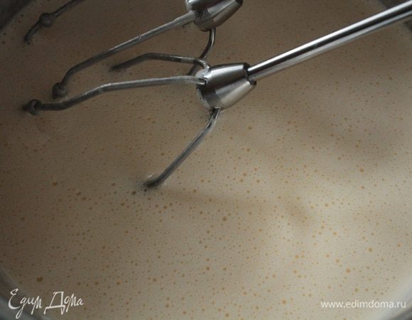 Добавить сметану и вторую половину банки сгущенки, ванилин, хорошо перемешать.