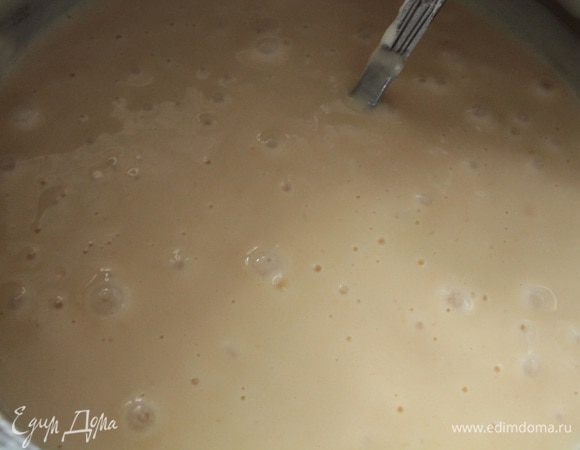 Муку соединить с разрыхлителем, просеять и постепенно добавить к яичной смеси,аккуратно перемешивая ложкой.