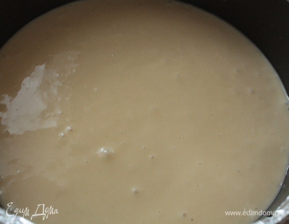 Аккуратно распределить тесто и выпекать бисквит 45-50 минут, готовность проверяйте деревянной шпажкой, первые 20 минут дверку духовки не открывать, что бы бисквит не осел. Готовый бисквит оставить в духовке на 5 минут, затем достать из духовки, убрать фольгу, опрокинуть вверх дном форму на лист пергамента и дать бисквиту слегка остыть, затем перевернуть форму, ножом пройтись вдоль бортика.