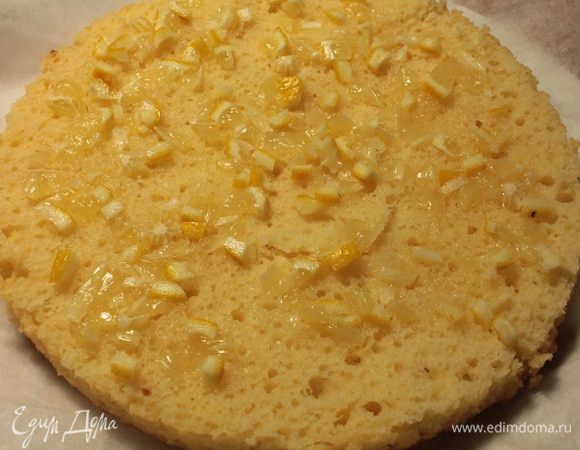 Разрезать бисквит на две части, сначала выкладываем мелко нарезанные кусочки лимона и слегка поливаем пропиткой (если сока маловато, добавьте 2-3 ложки холодной кипяченой воды).