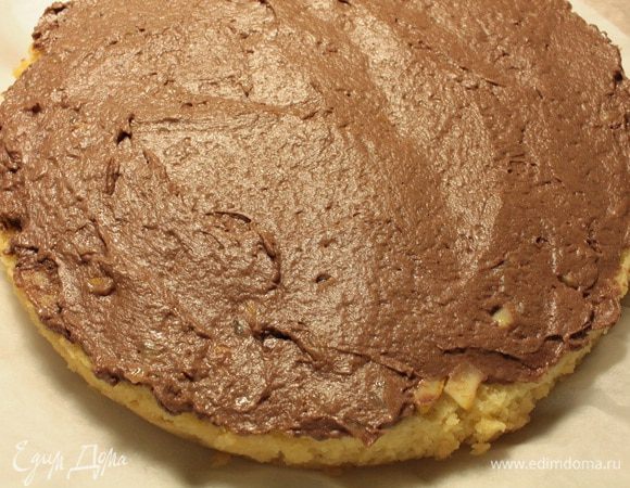 Затем наносим чуть больше половины крема.