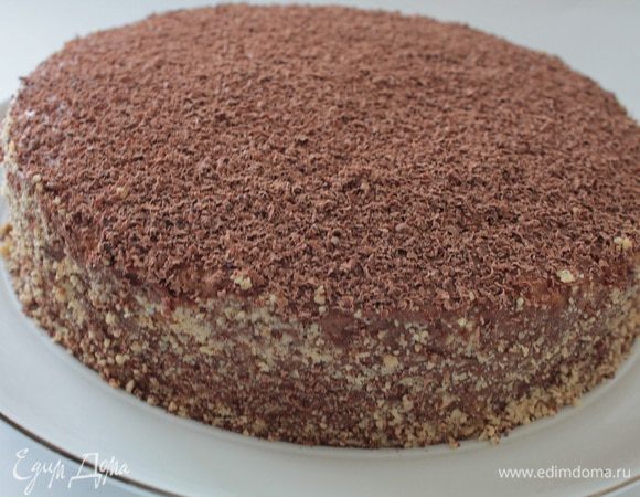 Сверху выкладываем второй корж, наносим крем на верх и на бока торта, хорошо выравниваем лопаткой и даем торту постоять 2 часа в кухне, затем бока слегка посыпать мелкой бисквитной крошкой, а на верх торта натереть шоколад, убрать торт в холодильник на ночь. Приятного вам чаепития!