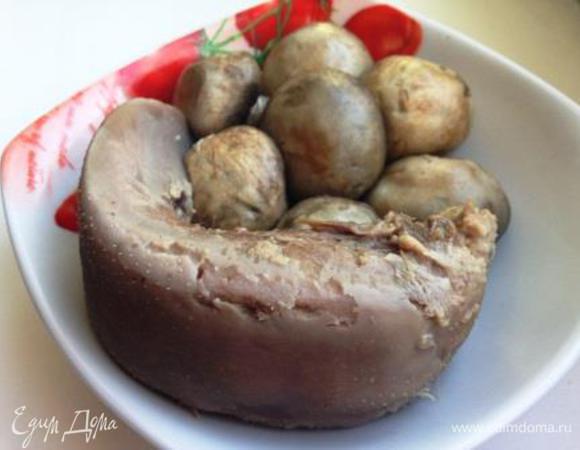 Отварить поотдельности язык, грибы и яйца до готовности.