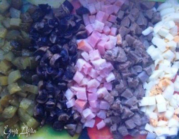 Нарезать одинаковыми кубиками очищенные язык, яйца, ветчину, соленый огурец и грибы.