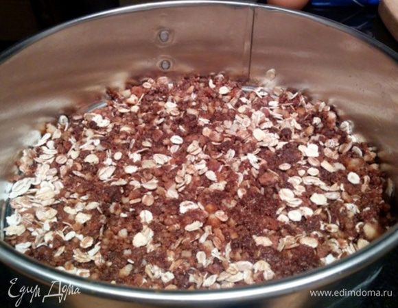 Готовим основу — берем разъемную форму 22-26 см. Сливочное масло растопить. Печенье измельчить и добавить овсяных хлопьев, затем перемешать с топленым сливочным маслом. Выкладываем массу на дно (по желанию делаем бортики). Убираем форму в холодильник на 10-15 минут. Греем духовку до 160 градусов.