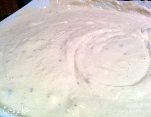 Готовим начинку — творог смешать с сахарной пудрой, затем добавлять по 1 яйцу и взбивать. Добавляем молоко и перемешиваем до однородной массы.  