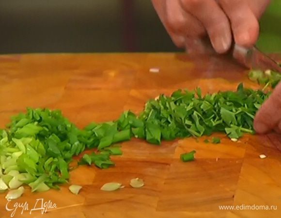 Зеленый лук и кинзу мелко порубить.
